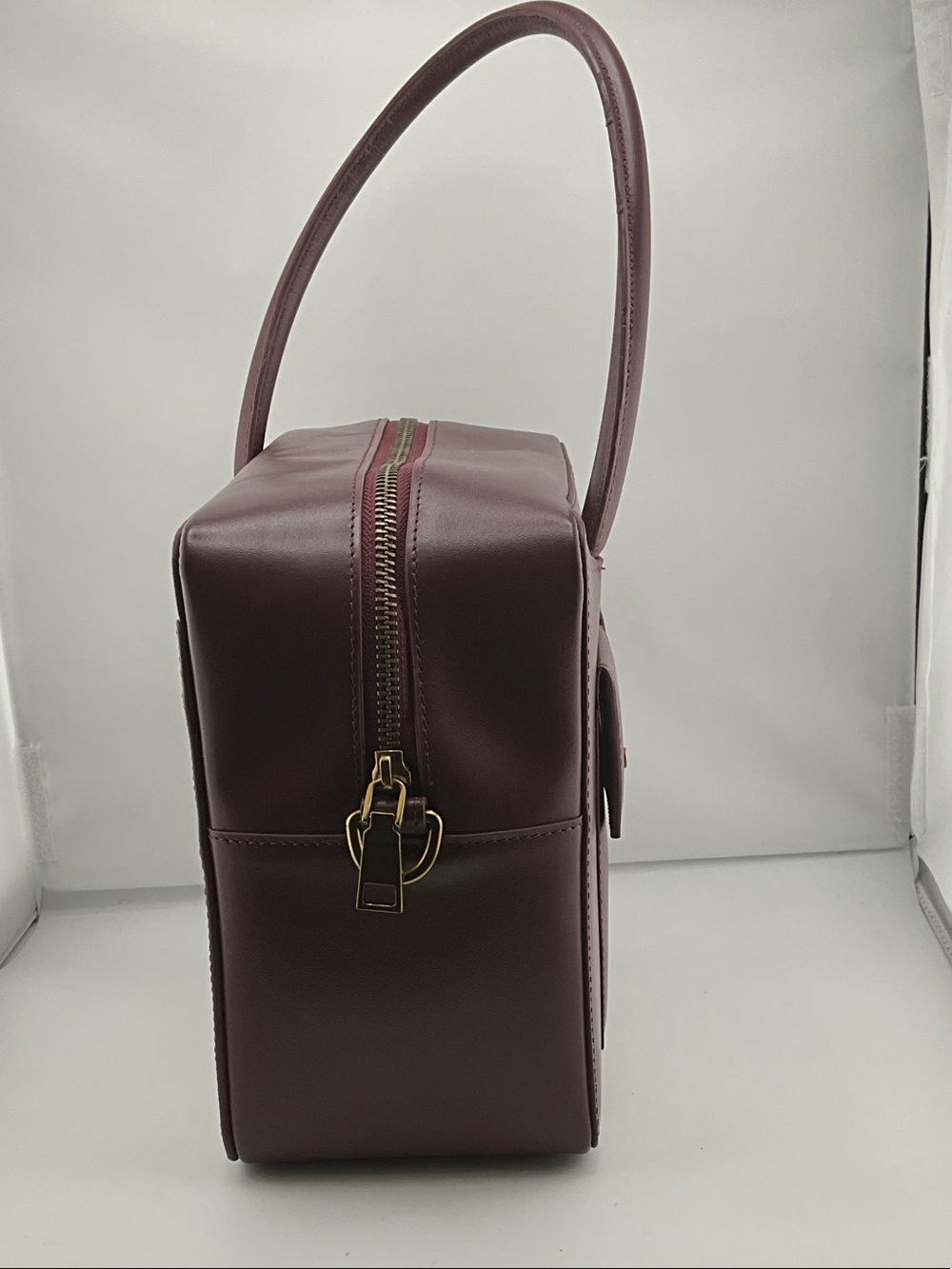 #R44 BNIB Paris Yin’s Lore Lay Burgundy Leather Handbag with Gold Chain - Picture 3 of 4
